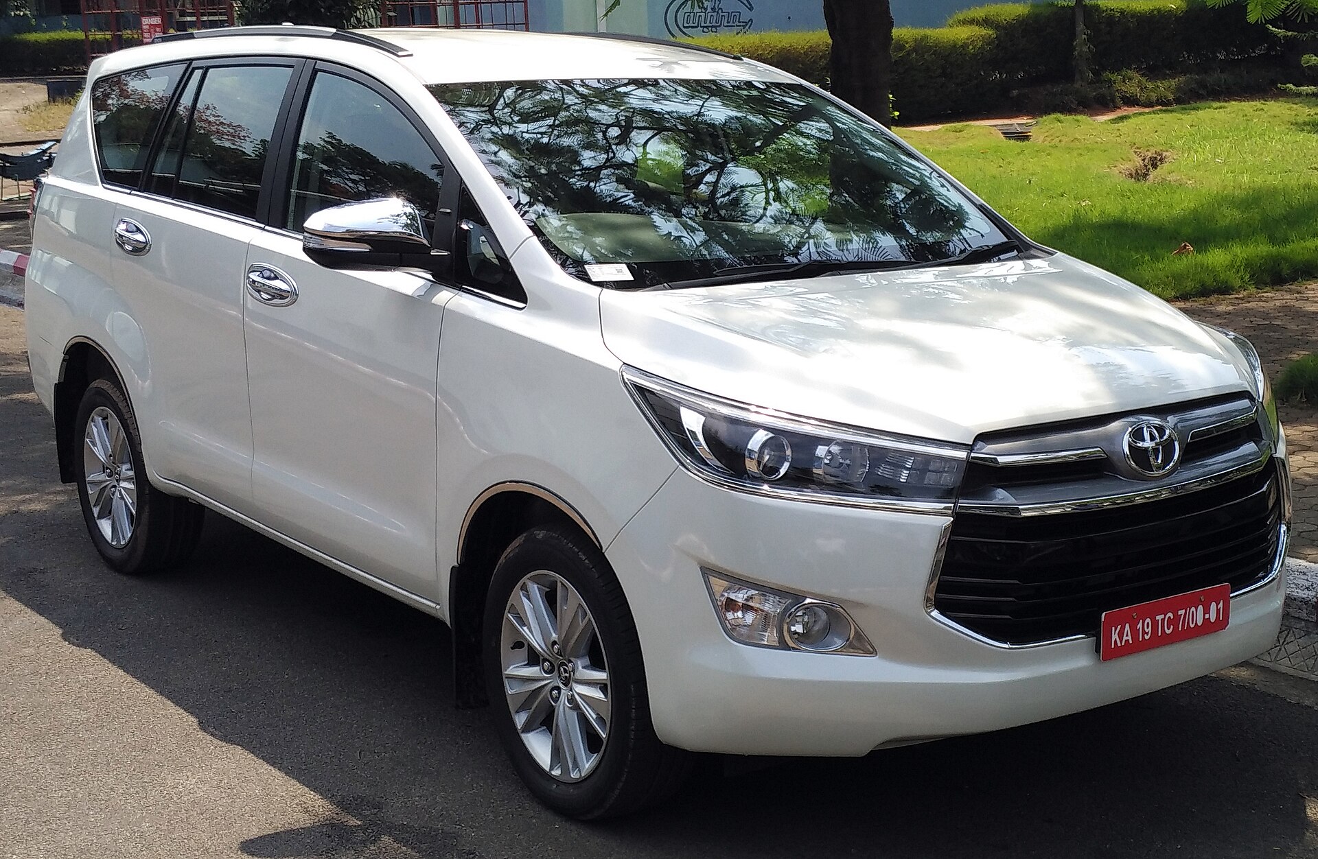 Executive MPV used for employee and business transfers